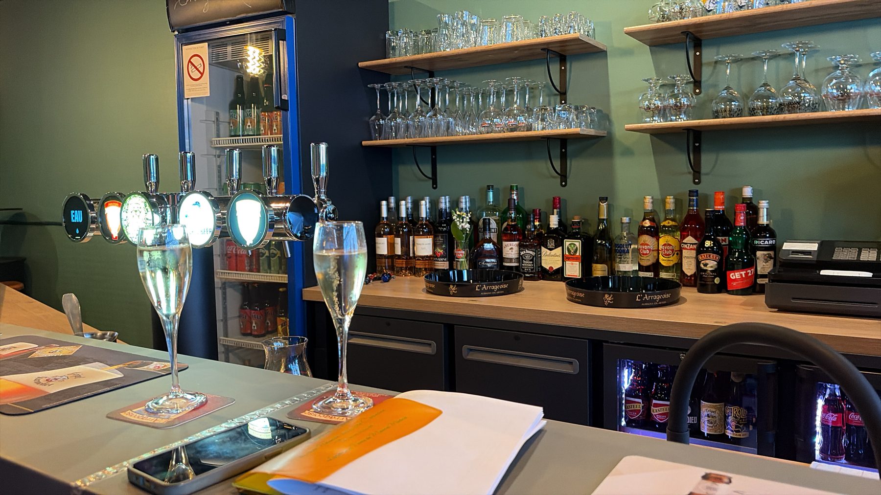 Intérieur du bar Le Débrief à Arras, ambiance verte et chaleureuse